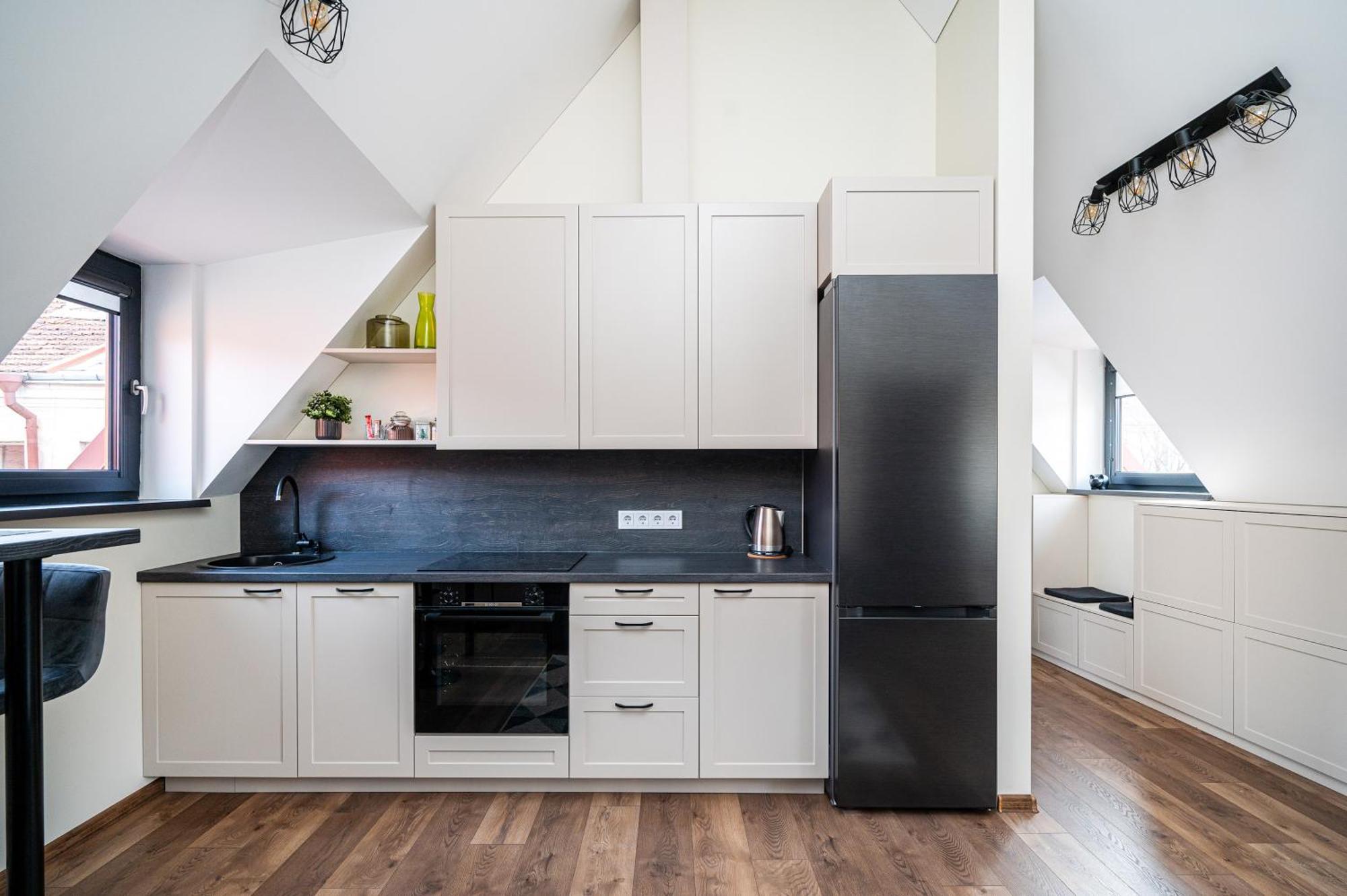 Cozy Attic Self Check In Apartment *